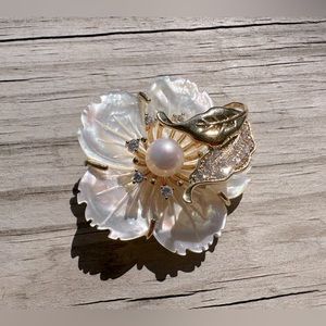 🐚NEW🐚 Flower Theme Inlaid Faux Pearl Elegant Gold Tone & Rhinestone Broo…